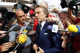 Prezident Ferrari Luca di Montezemolo v obležení novinářů.
