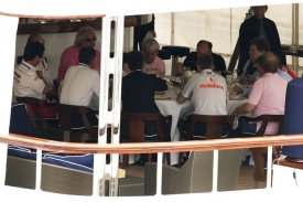 Schůzka představitelů stájí na luxusní jachtě Flavia Briatoreho.