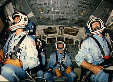 Bolden a další členové posádky na trenažéru Discovery 1990.