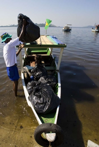 Nikdy nekončící práce při sběru odpadu v zálivu Guanabara.
