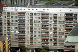 Muž ženu údajně věznil v panelovém bytě na Praze 9. Ilustrační foto
