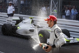 Jenson Button slaví první triumf v Monaku v kariéře.
