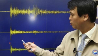 Jihokorejští experti ukazují záznamy o chvění půdy po explozi.