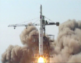 Odpálení severokorejské rakety 5. dubna 2009.