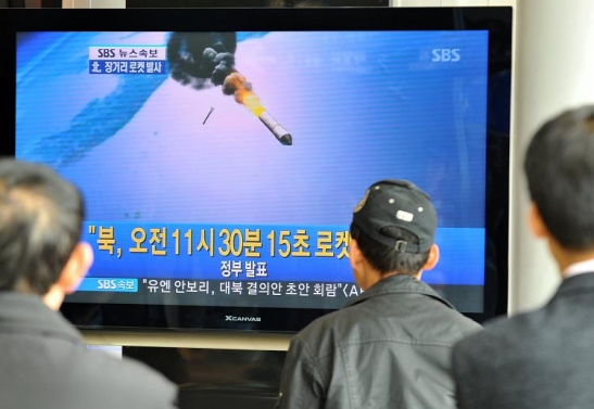 Jihokorejci sledují start rakety u severního souseda 5. dubna 2009.