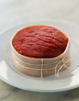 Pokud se vám steak rozjíždí, svažte ho provázkem nebo obalte slaninou.