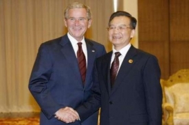 Bývalý prezident USA George W. Bush a čínský premiér Wen Ťia-pao.