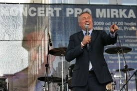Mirek Topolánek na koncertu, který na jeho podporu svolal Petr Šiška.
