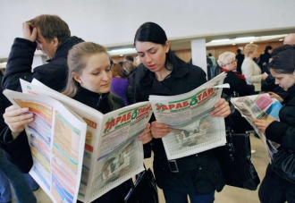 Mladí lidí hledajší džob na veletrhu práce v Moskvě (2009).