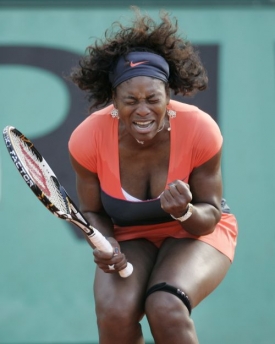 Serena Williamsová se raduje z vítězství nad Klárou Zakopalovou.
