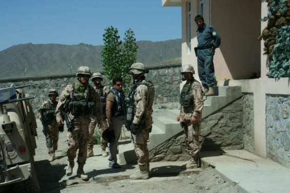 Čeští vojáci přijíždějí na checkpoint afghánských policistů.