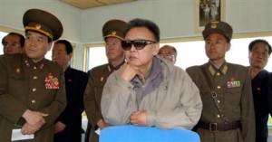 Kim Čong-Il s generály na letecké přehlídce.