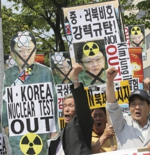 Jihokorejci protestují proti jaderným testům Severu.