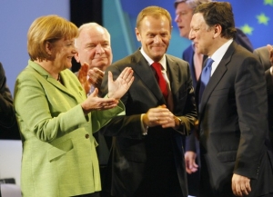 Angela Merkelová a Donald Tusk. Jejich vládním stranám klesá důvěra.