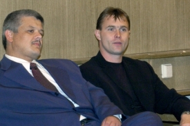 Rozhodčí Václav Zejda (vpravo) na archivním zástupci.