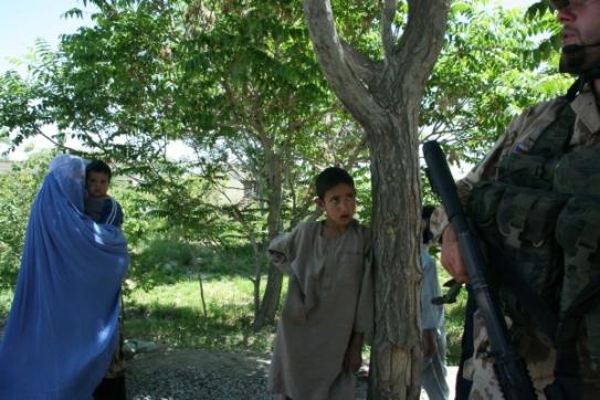 Afghánka míjí vojáka.