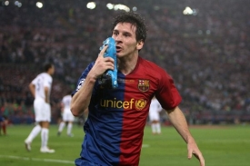 Messi líbá svou kopačku při oslavě druhého gólu.