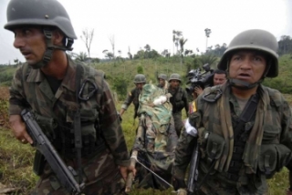 Ekvádorští vojáci nesou těla zabitých bojovníků FARC - březen 08.