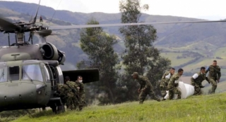 Kolumbijští vojáci odvážejí své kamardády zabité v bojích s FARC.