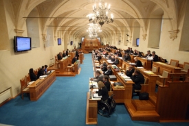 Senát hladce schválil říjnové rozpuštění sněmovny.