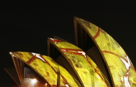 Instalace Briana Ena na střeše opery v Sydney.