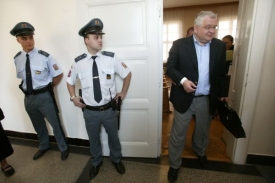 Soud Vaškůjovi potvrdil sedmiletý trest a pokutu.
