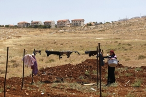 Žena věšící prádlo poblíž osady Maos Esther .