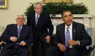 Obama s Abbásem v Bílém domě (uprostřed překladatel).