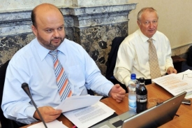 Ministr vnitra Martin Pecina (vlevo) a ministr financí Eduard Janota.