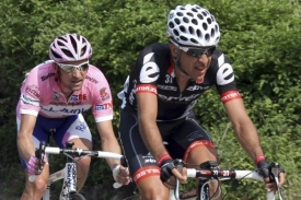 Carlos Sastre v čele peletonu při horské etapě Giro d'Italia.
