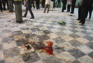 Podlaha mešity po útoku.