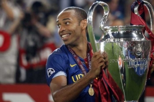 Šťastné setkání. Thierry Henry s pohárem pro vítěze Ligy mistrů.