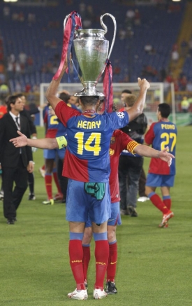 Thierry Henry s pohárem pro vítěze Ligy mistrů a spoluhráčem Puyolem.