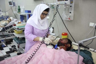 Sestra ošetřuje zraněné po útoku na mešitu.