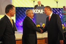 Nezbytná gratulace novému předsedovi. Jan Březina (uprostřed) prohrál.