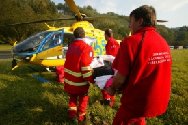 Těžce zraněnou dívku přepravil vrtulník do Ústí nad Labem.
