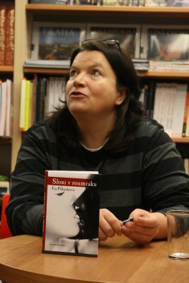 Spisovatelka Iva Pekárková při autogramiádě posledního románu.