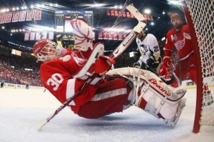 Momentka z finálvoého utkání hokejové NHL Detroit - Pittsburgh.