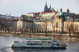 Pražský hrad, výletní lodě, restaurace... Úbytek turistů je znát.