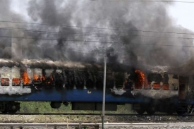 Hořící vlak v Indii (ilustrační foto).