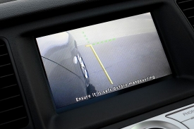 Při parkování může pomoci kamera umístěná po bocích auta.