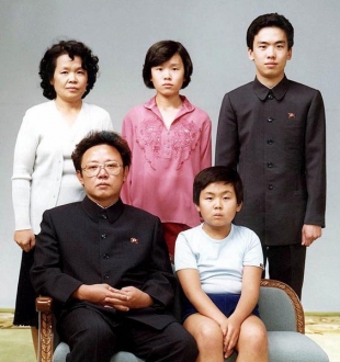 Vzácné nedatované foto Kimovy rodiny. Po jeho levici následník.