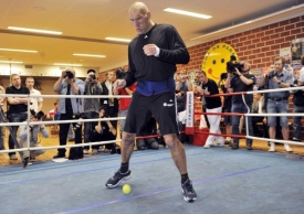 Boxer Nikolaj Valujev při tréninku.