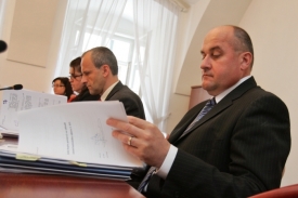 František Dohnal nahlíží do zprávy poslanců.