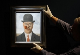 Přípravy k otevření Magrittovy expozice.