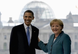 Obama a Merkelová se oťukávají v Berlíně.
