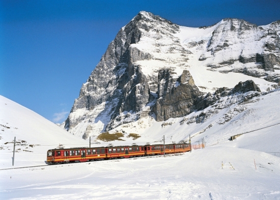 Po zasněžených svazích regionu Jungfrau.