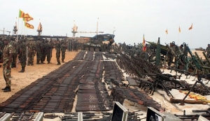 Srílanská armáda při přehlídce předvedla zbraně zabavené Tygrům.