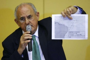 Brazilský ministr obrany ukazuje na mapě místo s troskami airbusu.