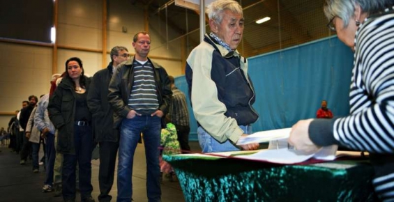Gróňané hlasují ve volební místnosti.